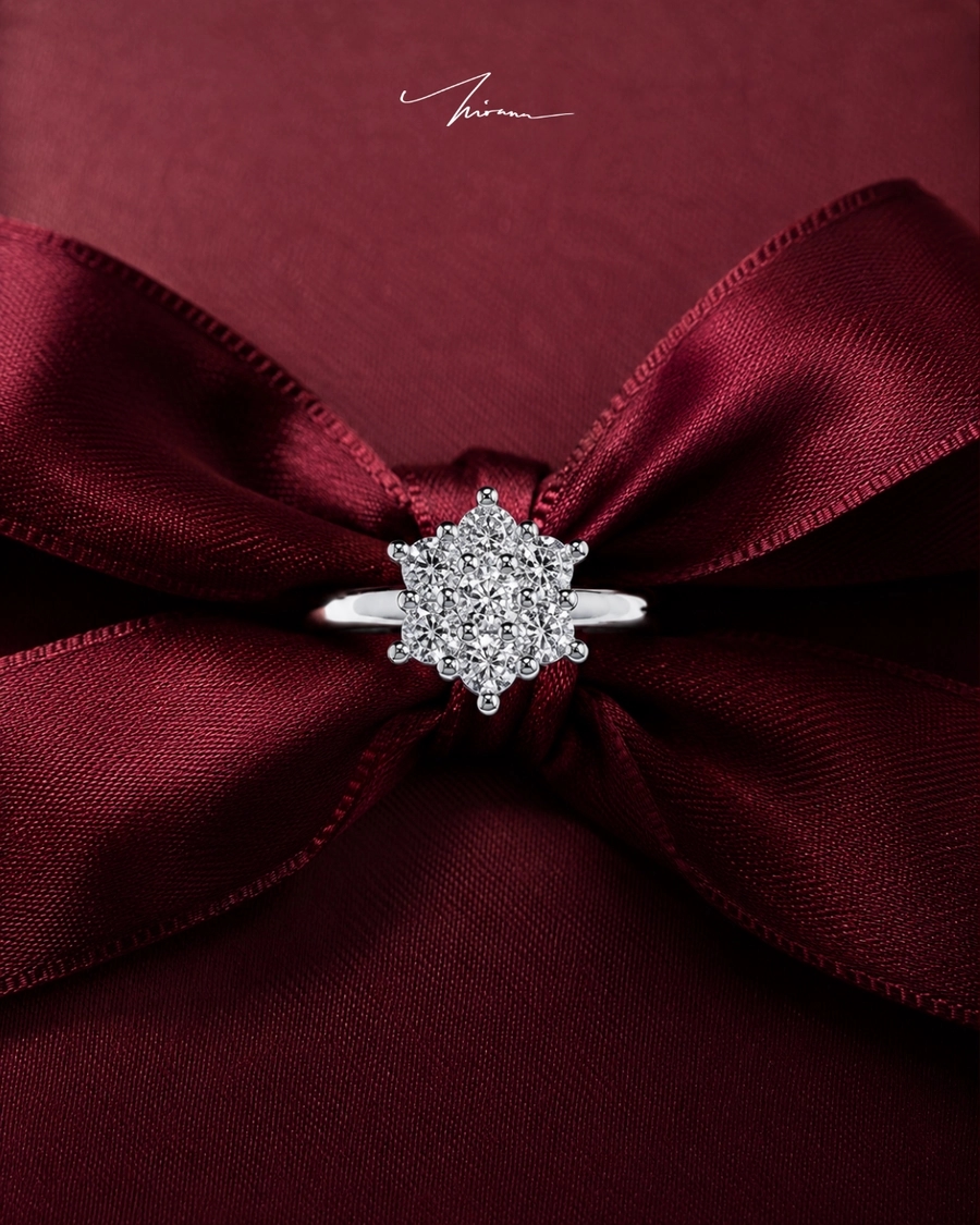 Cincin cluster berlian di atas pita satin marun