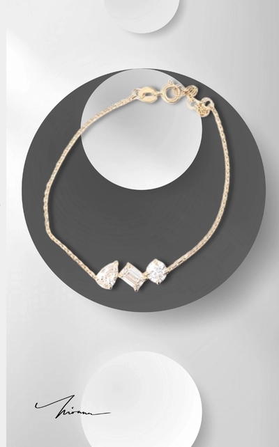 Kalung rantai emas dengan tiga batu pear, baguette, dan round