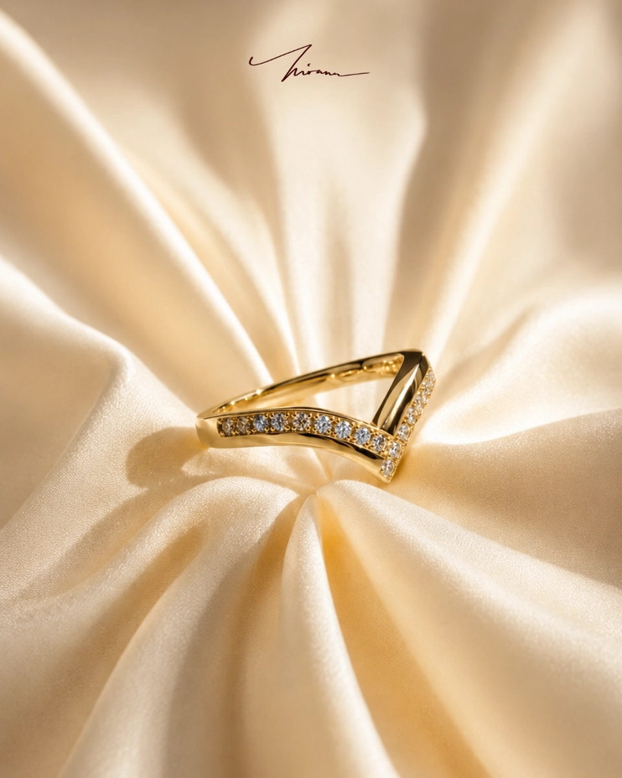 Cincin emas di atas sutra krem
