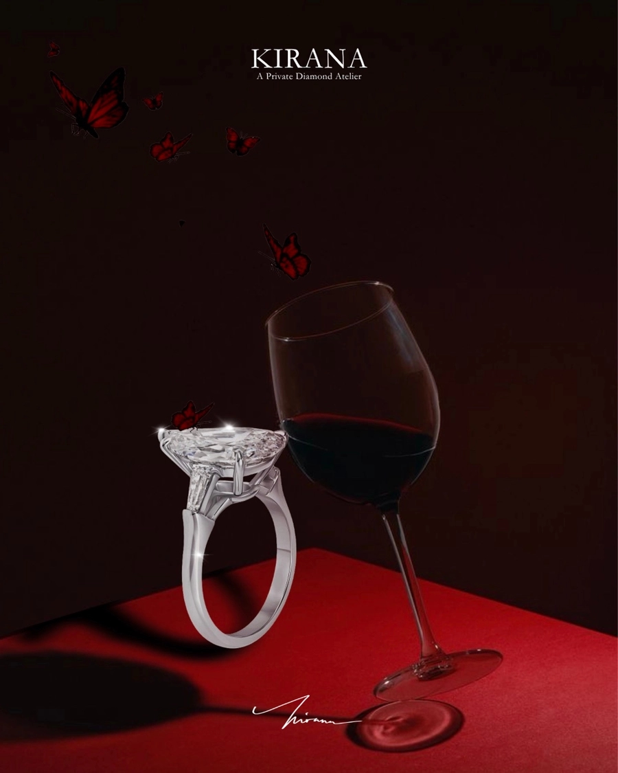Cincin di tepi gelas anggur, nuansa merah anggur