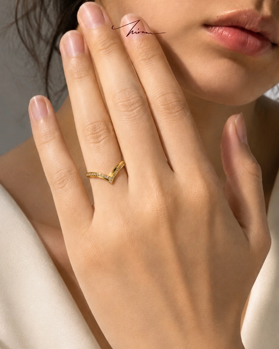 Cincin di jari, dekat wajah, cahaya hangat