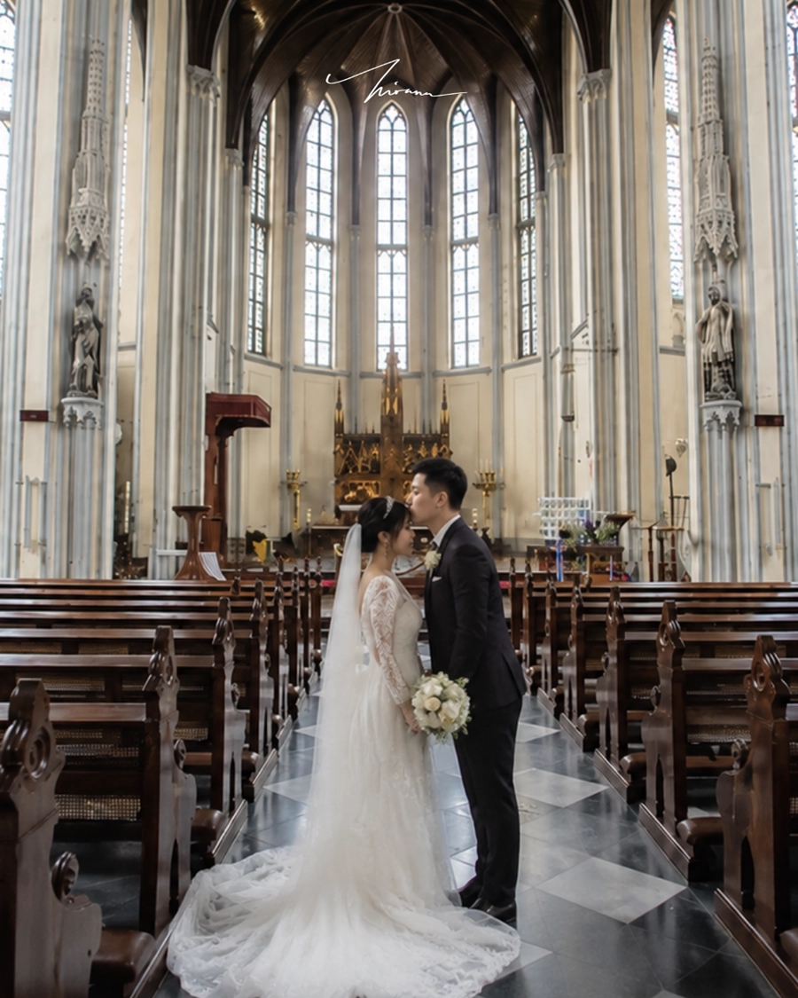 Momen pernikahan di kapel