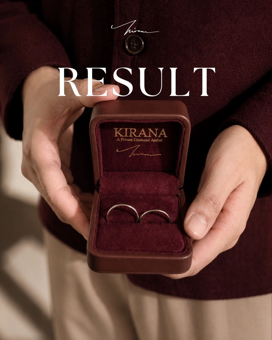 Cincin dalam kotak, latar oxblood