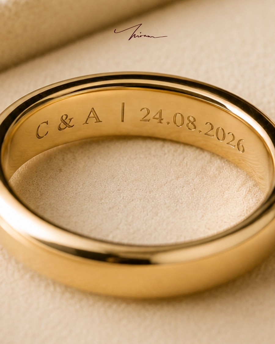 Detail ukiran nama dan tanggal di bagian dalam cincin emas